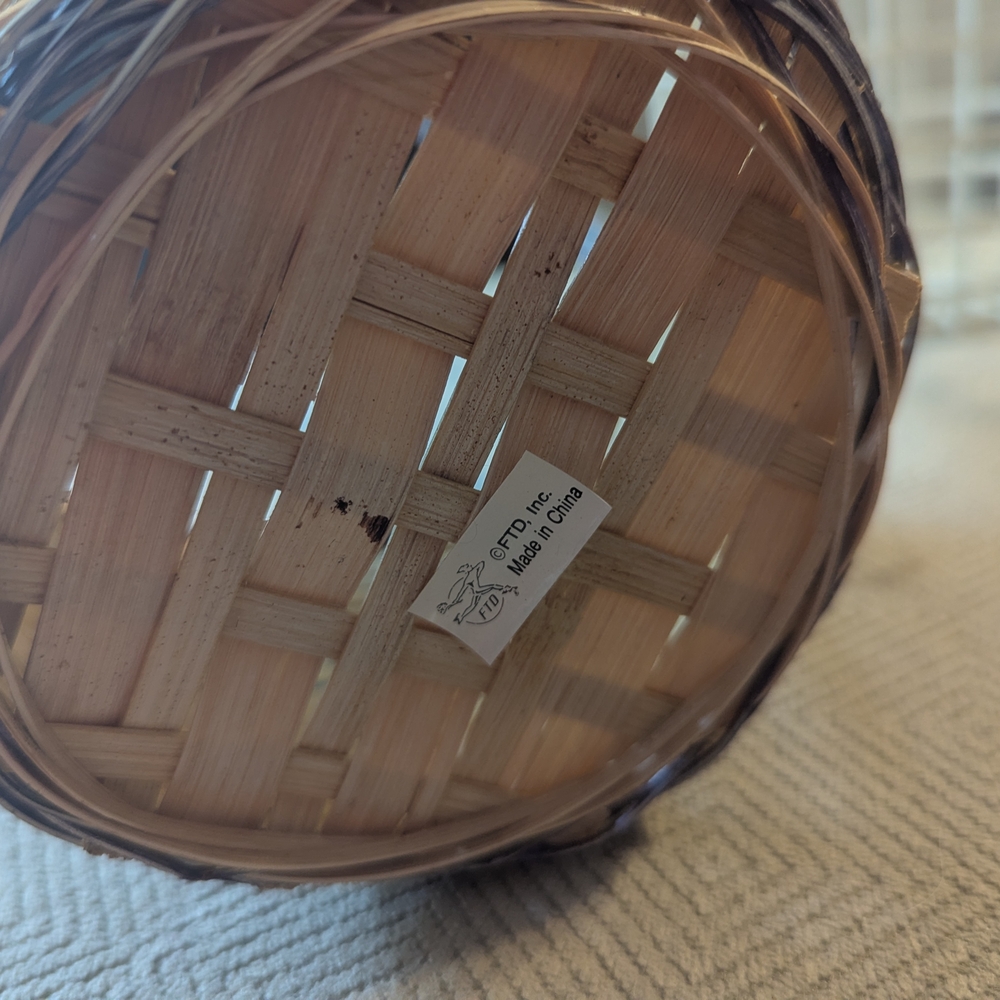 Charming Floral Wicker and Modern Wire Basket Duo - Picture 4 of 6